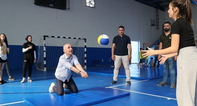Başkan Özbaş, yoğun ilgi gören yaz spor okullarını ziyaret etti