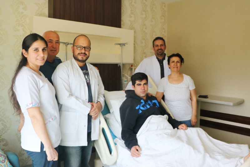 25 YAŞINDAKİ GENCİN BOYNUNDAN 15 CM’LİK KİST ALINDI