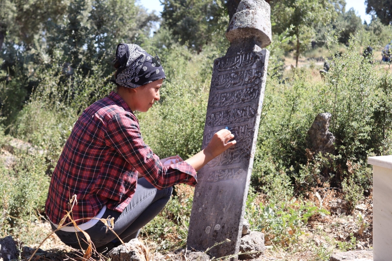 43 mezarlıkta Osmanlı dönemine ait mezar taşları incelendi.