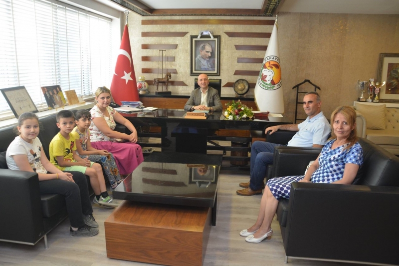 9 yaşında yazar oldu, ilk kitabını Başkan Özbaş’a hediye etti