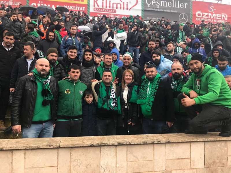 AÇIK TRÜBÜNDE MAÇ İZLEDİ  SOSYAL MEDYA YIKILDI