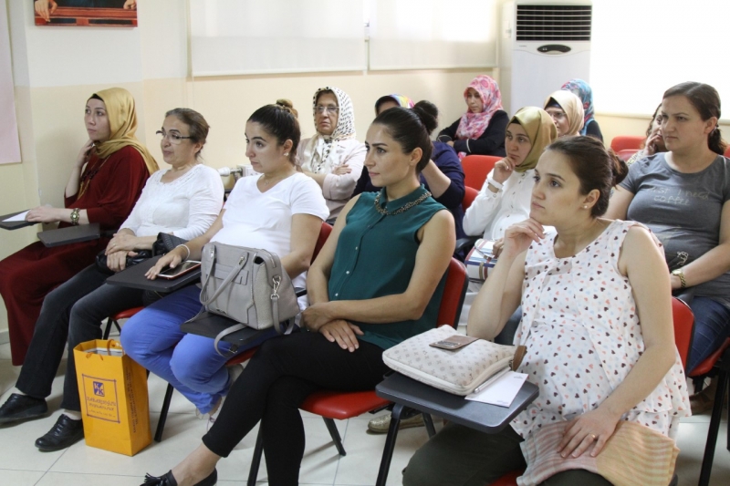 Anne adaylarına emzirme eğitimi