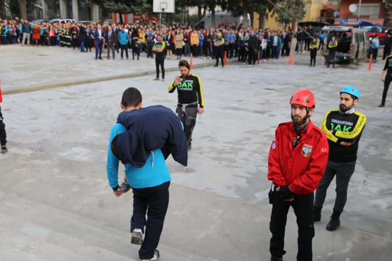 ATATÜRK İLKÖĞRETİM OKULUNDA MİNİKLERE YANGIN EĞİTİMİ VERİLDİ