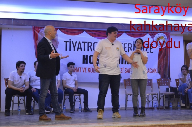 BAŞKAN ÖZBAŞ GENÇLERLE TİYATRO YAPTI