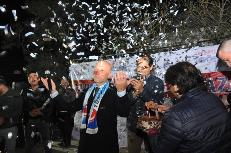 Başkan Özbaş gönüllere taht kurdu