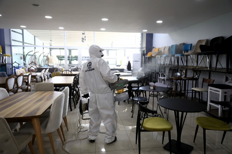 Büyükşehir işyerlerini dezenfekte ediyor