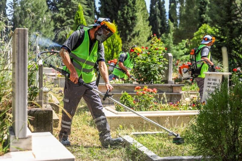 Büyükşehir, mezarlıkları temizliyor