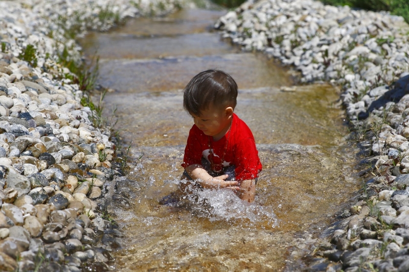 Çocuklar parklarda gönüllerince eğlendi