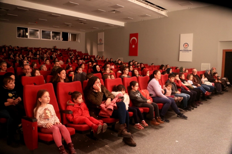 Çocuklar tiyatro ile şenlendi