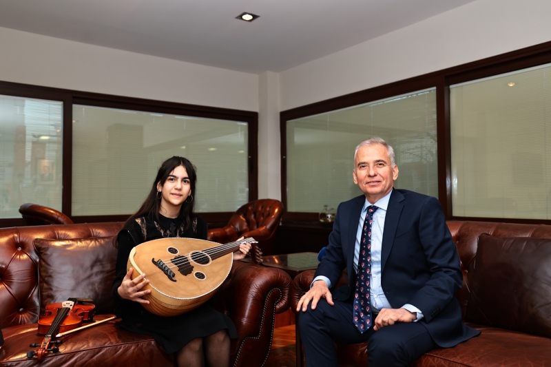 Cumhurbaşkanı Erdoğan’a keman çalan Ecrin uduna kavuştu