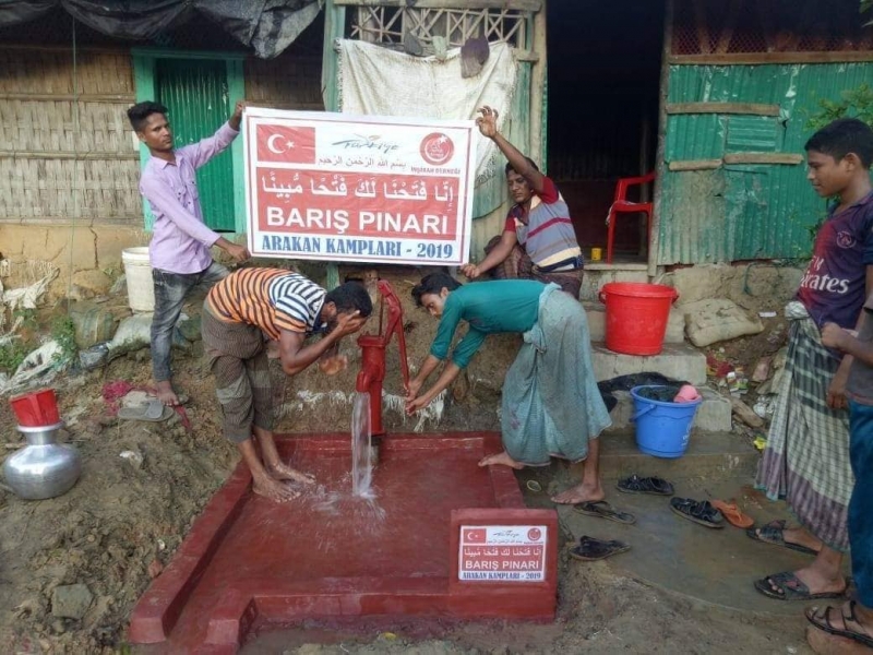 Denizlili hayırseverler Arakan Kampları’nda ‘Barış Pınarı Su Kuyusu’ açtırdı