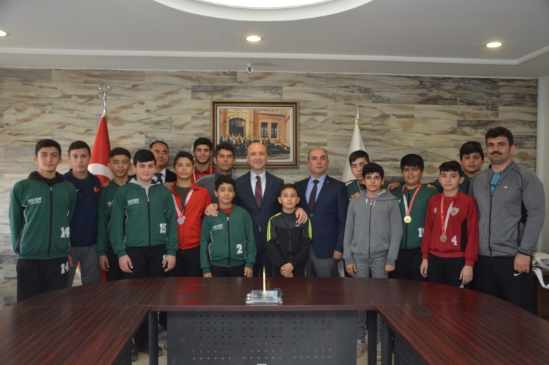 Destek verdiği sporcular, Başkan Özbaş’ı unutmadı