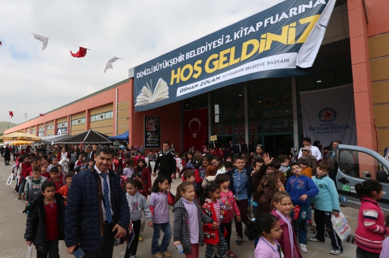 Ege'nin en büyük kitap fuarı kapılarını açtı