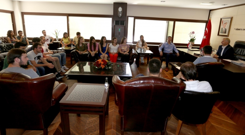 El ele vererek başardılar