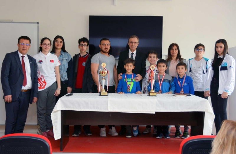 GENÇ BEYİNLERDEN İBANOĞLU'NU ZİYARET