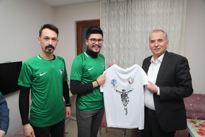 Gençlere yeşil-siyah sürpriz