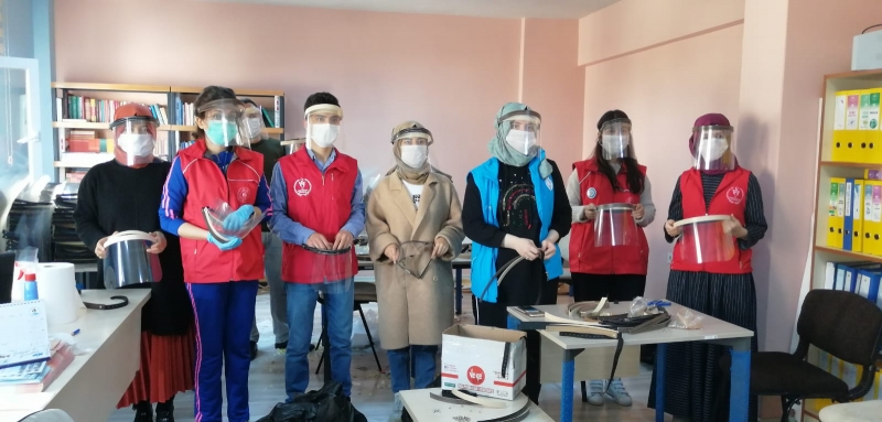 GENÇLİK MERKEZİ SİPERLİ MASKE ÜRETİYOR