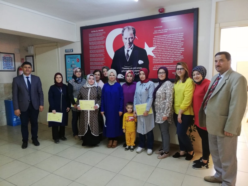 Giysilere Hanım Eli Değdi El Emeğiyle Ürettiler Sertifikayı Hak Ettiler