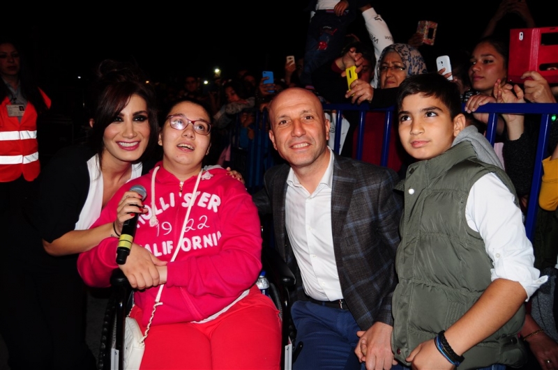 İREM DERİCİ SARAYKÖY'DE RÜZGAR GİBİ ESTİ.