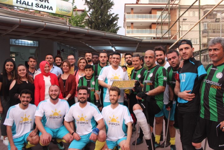 İYİ GENÇLİK DENİZLİ AMPUTE FUTBOLCULARIYLA DOSTLUK MAÇI YAPTI 