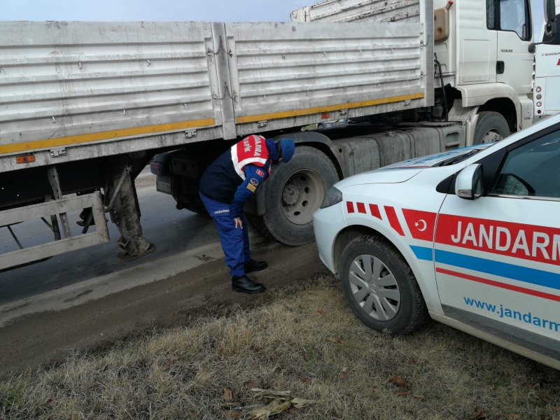 JANDARMA'DAN AĞIR YÜK TAŞIYAN ARAÇLARA EŞ ZAMANLI DENETİM