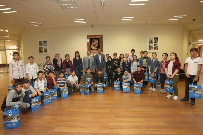 Kale Mehmet ve Kemal Aracı Ortaokulu Öğrencilerinden, Rektör Prof. Dr. Hüseyin Bağ’a Ziyaret