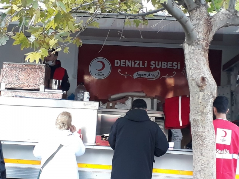 Kızılay aşevi ve ikram aracı Denizli’den İzmir’e gitti