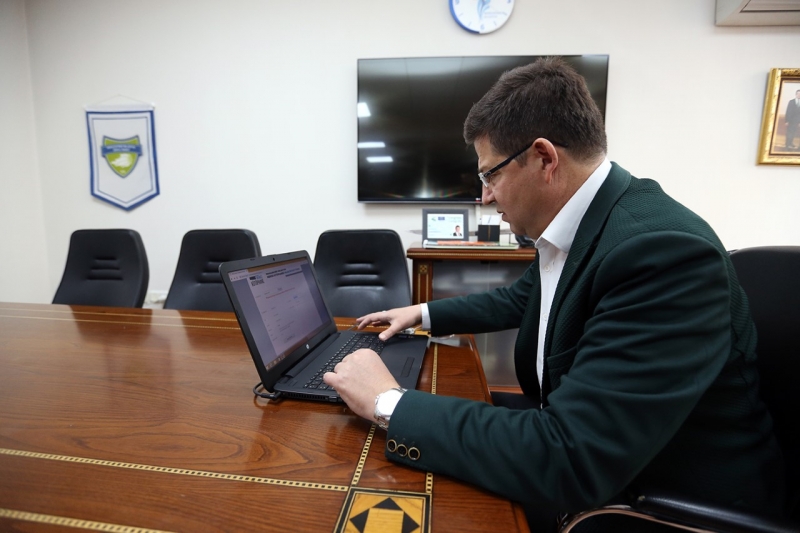 “KÜTÜPHANEDE OKUMAK İÇİN KAYDOLUN”