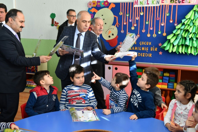 Öğrenciler Karnelerini Vali Karahan’dan Aldılar