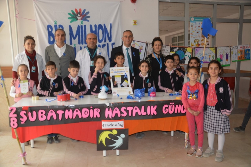 Öğretmenler ve öğrenciler mavi kurdele ile farkındalık yarattı