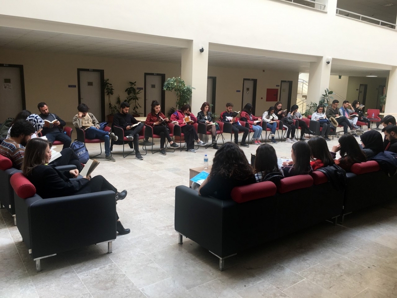 PAÜ’lü Boş Durmaz Müzik Yapar, Kitap Okur