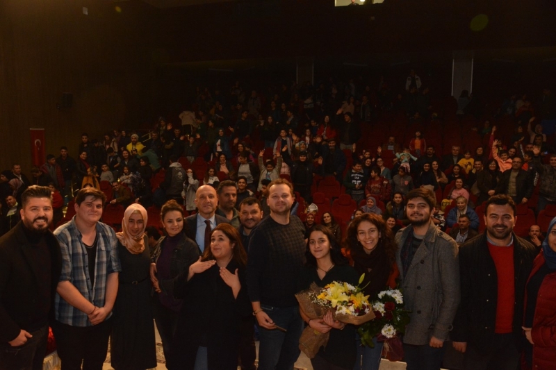 Sarayköy Belediyesi Tiyatro Kulübü öğrencileri hünerlerini sergiledi