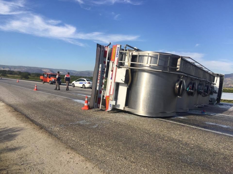 Sarayköy'de süt tankeri devrildi