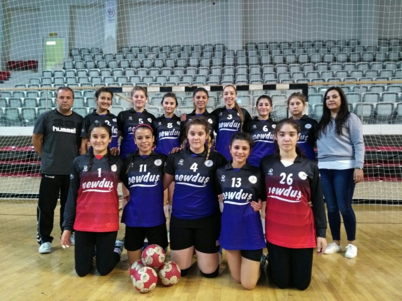 SARAYKÖYSPOR BAYAN HENTBOL TAKIMI 2. LİG’E GÖZ KIRPTI