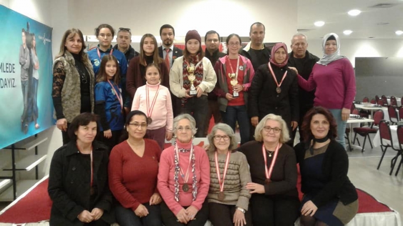 SATRANÇTA KADINLAR YARIŞTI