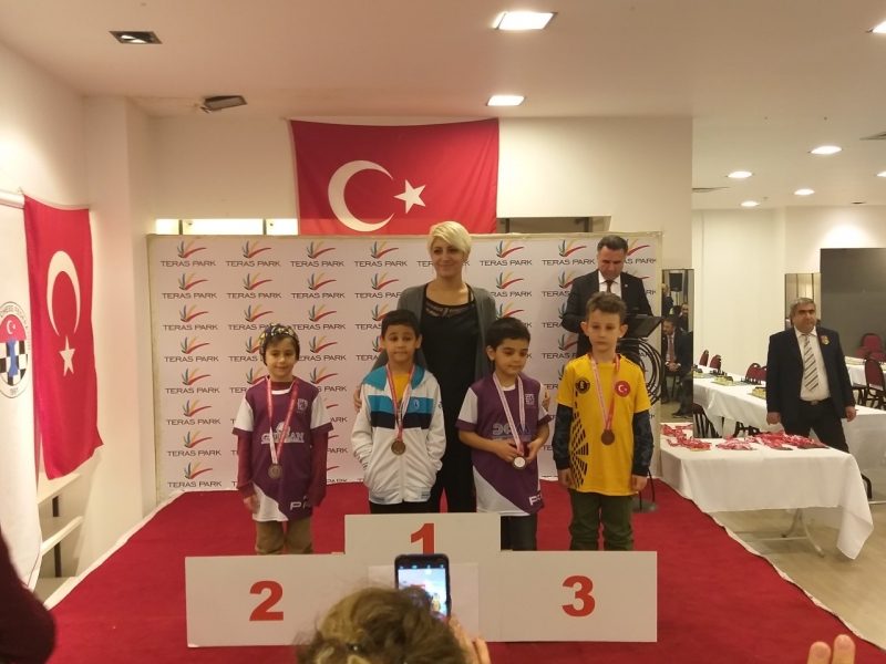 SATRANÇTA KÜÇÜKLER KÜRSÜYE ÇIKTI