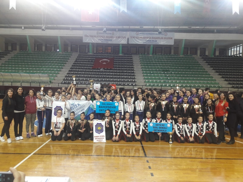 STEP AEROBİK ŞAMPİYONASINDA OKULLAR YARIŞTI