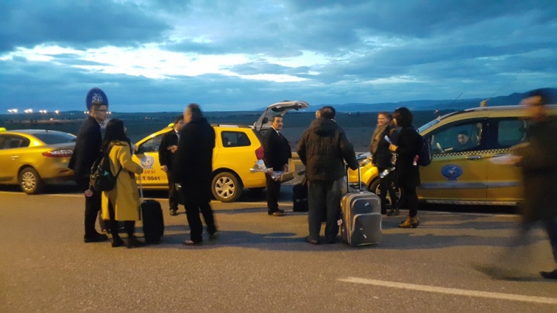 UÇAK YOLCULUĞU ÇİLE YOLCULUĞUNA DÖNÜŞTÜ