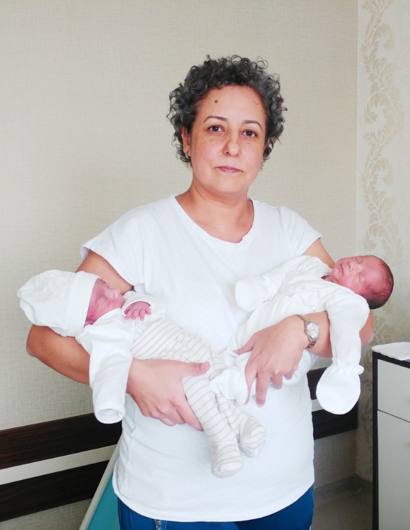 YOLUNU GÖZLEDİĞİ İKİZ BEBEKLERİNİ GÖREMEDEN  KALBİNE YENİK DÜŞTÜ