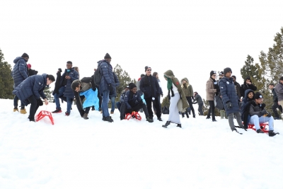 2 Bin Rakımda Kızak ve Poşetlerle Kaydılar