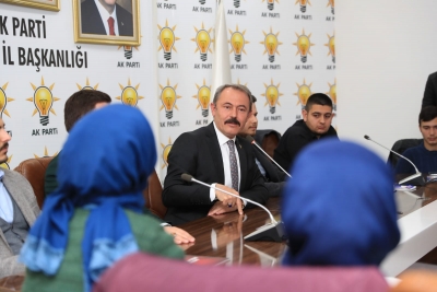 AK Partili Şahin Tin, partili gençlere böyle seslendi:  MÜCADELEDEN ASLA VAZGEÇMEYİN!