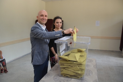 Başkan Özbaş, seçmenin yanında oldu ardından oyunu kullandı