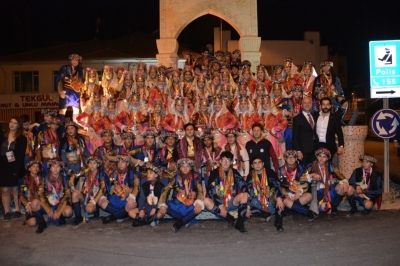 Başkan Özbaş’tan efe ve yarenlerle şampiyonluk zeybeği