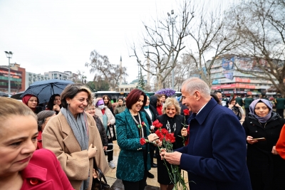 Başkan Zolan’dan kadınlara kırmızı karanfil!