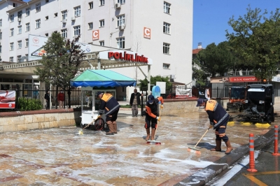 Büyükşehir hastane önlerini yıkayıp dezenfekte ediyor