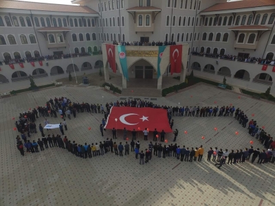 Cedide Abalıoğlu Anadolu İmam Hatip Lisesi öğrencileri okul bahçelerinde dev Türkiye haritası çizdi.