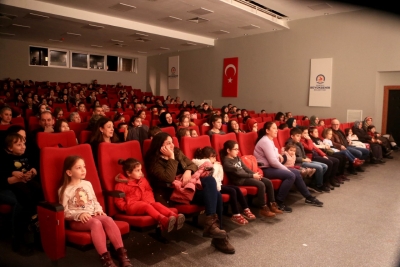 Çocuklar tiyatro ile şenlendi