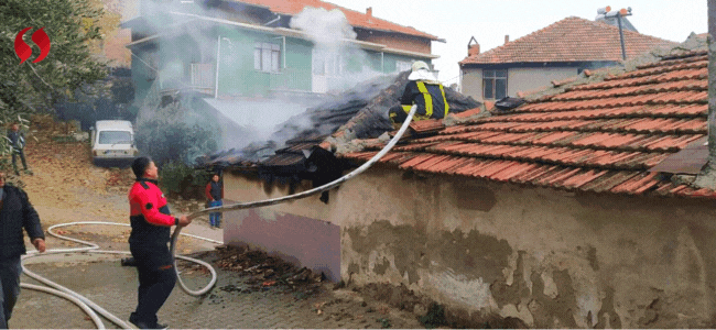 Denizli'de sobadan çıkan yangın müstakil evi kül etti, yangını itfaiye ekipleri söndürdü!
