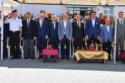 Ekonomi Bakanımız Nihat Zeybekci ve Valimiz Hasan Karahan Karne Dağıtım Törenine Katıldı