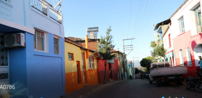 Evler rengarenk boyandı